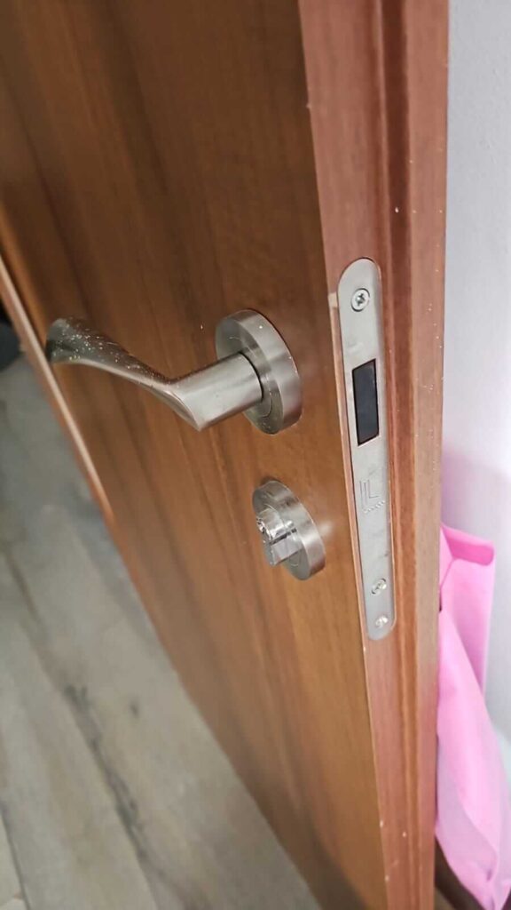 החלפת מנגנון מגנטי בדלת פנדור