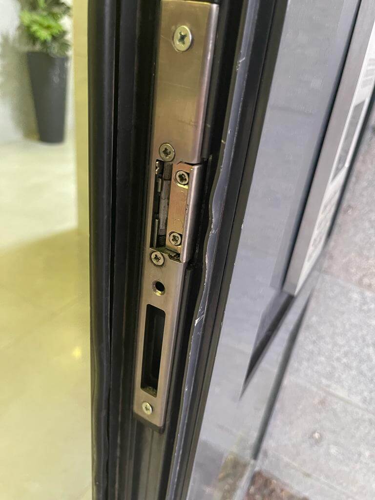 החלפת מנעול דלת כניסה לבניין (1)
