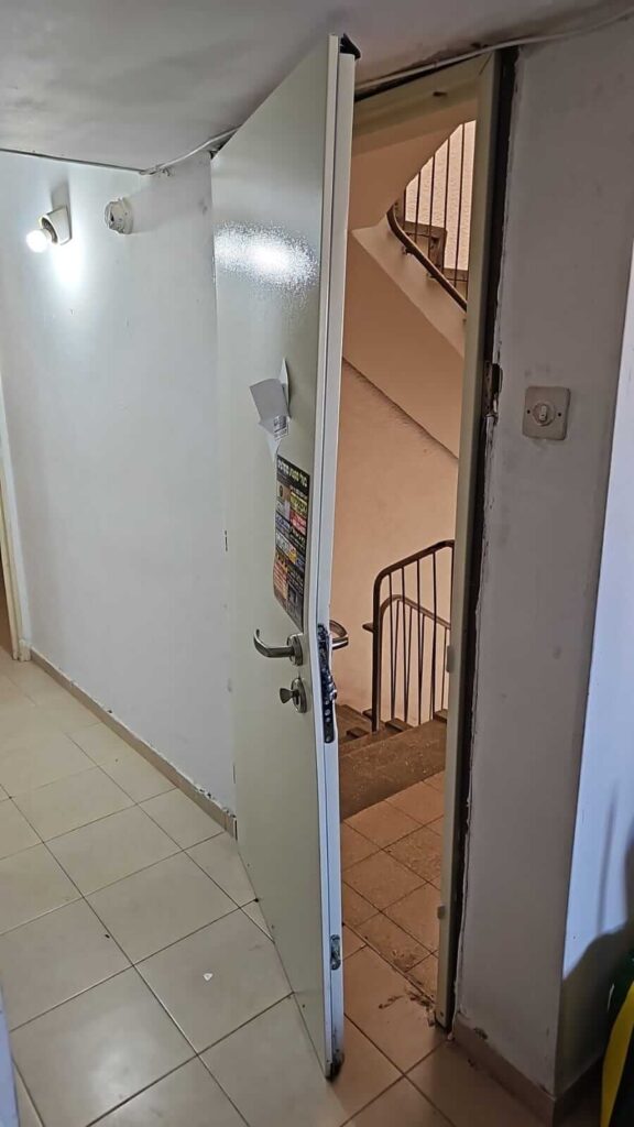 התקנת דלת לאחר פריצת כיבוי אש