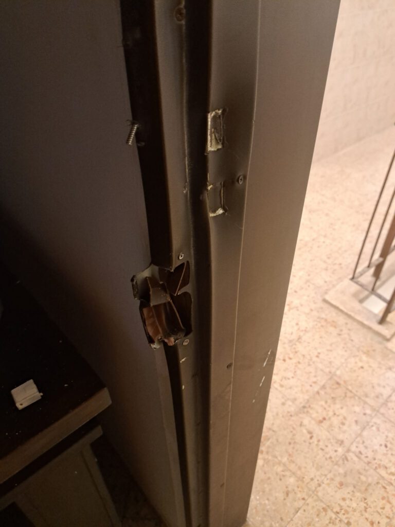 התקנת דלתות והחלפת משקופים פלדלת