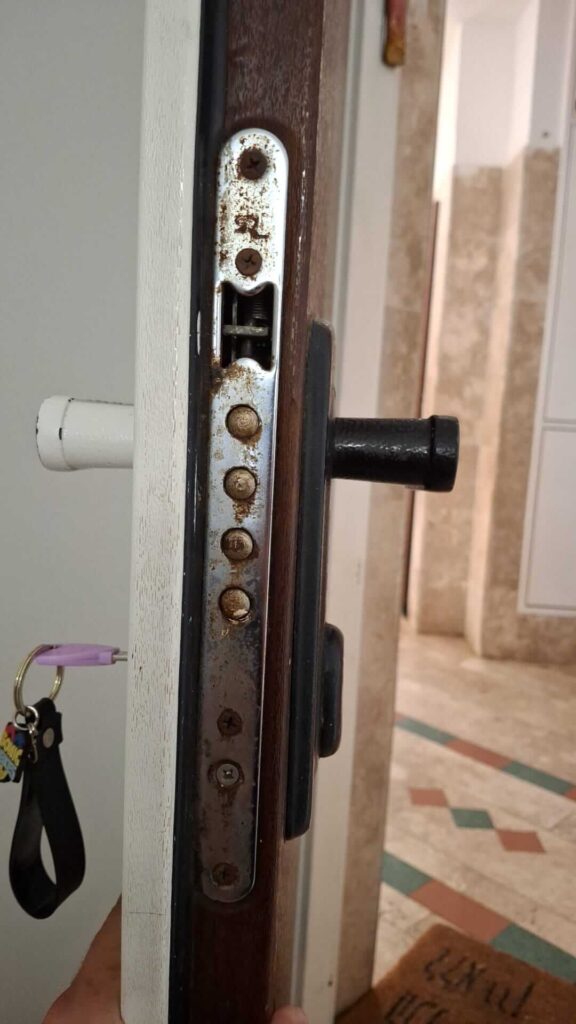 מנגנון תקול בדלת (1) מנגנון תקול בדלת (1)