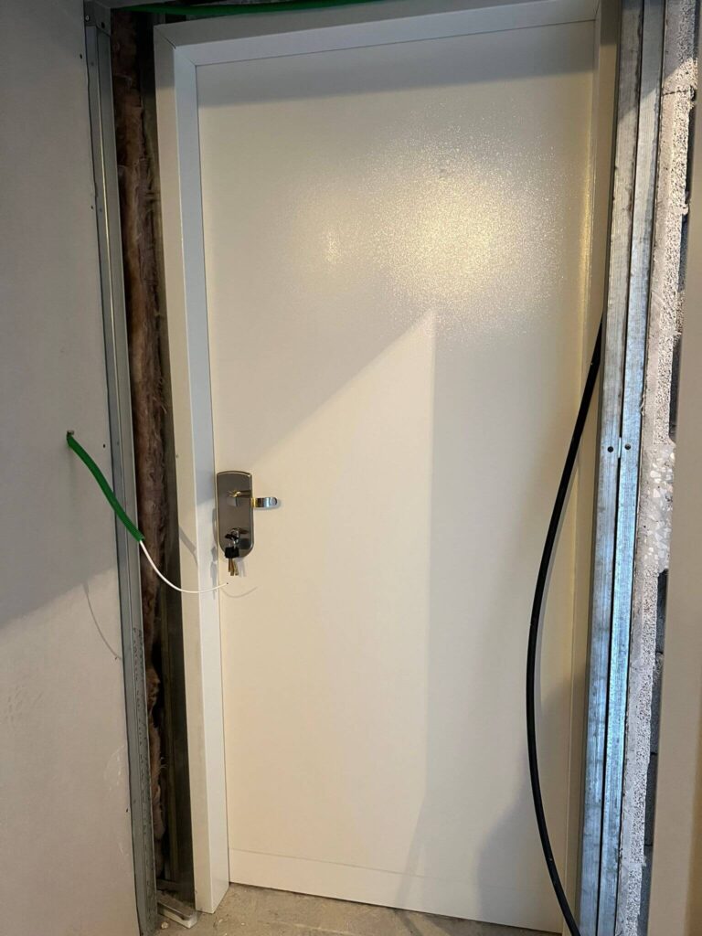 מתקין דלתות רב בריח (1)