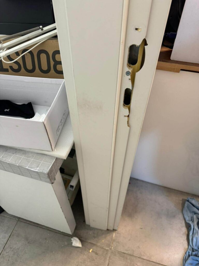 תיקון דלת פנים עם נזק