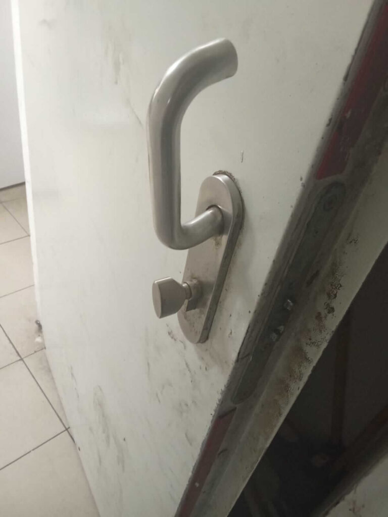 תיקון ידיות לדלתות
